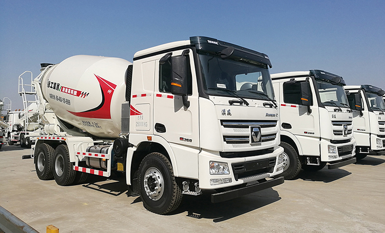 XCMG Official Self Loading Mobile Concrete Mixer XSC3305 with Diesel Engine Good Price For Sale